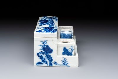 A Chinese blue and white 'Mountainous Landscape' writing set with an inkwell, sander and candlestick, Qianlong — photo 7