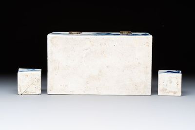 A Chinese blue and white 'Mountainous Landscape' writing set with an inkwell, sander and candlestick, Qianlong — photo 9