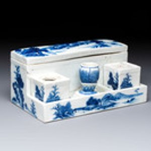 A Chinese blue and white 'Mountainous Landscape' writing set with an inkwell, sander and candlestick, Qianlong — photo 1