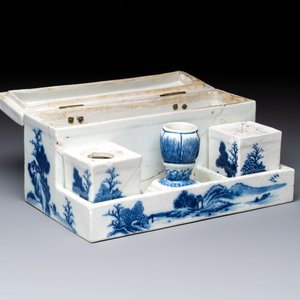 A Chinese blue and white 'Mountainous Landscape' writing set with an inkwell, sander and candlestick, Qianlong — photo 2