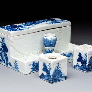 A Chinese blue and white 'Mountainous Landscape' writing set with an inkwell, sander and candlestick, Qianlong — photo 3