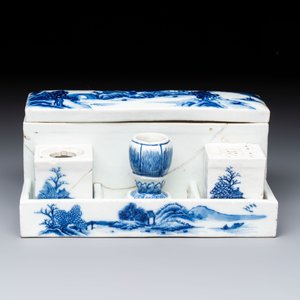 A Chinese blue and white 'Mountainous Landscape' writing set with an inkwell, sander and candlestick, Qianlong — photo 4
