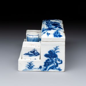 A Chinese blue and white 'Mountainous Landscape' writing set with an inkwell, sander and candlestick, Qianlong — photo 5