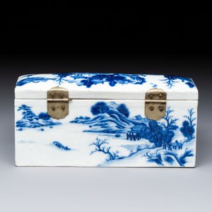 A Chinese blue and white 'Mountainous Landscape' writing set with an inkwell, sander and candlestick, Qianlong — photo 6