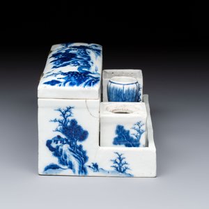 A Chinese blue and white 'Mountainous Landscape' writing set with an inkwell, sander and candlestick, Qianlong — photo 7