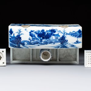 A Chinese blue and white 'Mountainous Landscape' writing set with an inkwell, sander and candlestick, Qianlong — photo 8
