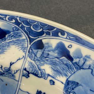A Chinese blue and white 'musicians' dish, Kangxi — 照片 4