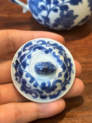 A Chinese blue and white mustard jar and cover with floral design, Kangxi — 照片 6