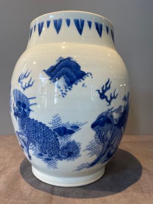 A Chinese blue and white 'mythical animals' vase, Transitional period — photo 1