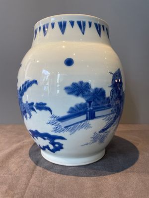 A Chinese blue and white 'mythical animals' vase, Transitional period — photo 3