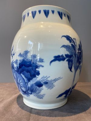 A Chinese blue and white 'mythical animals' vase, Transitional period — photo 5