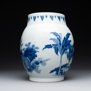 A Chinese blue and white 'mythical animals' vase, Transitional period — photo 3