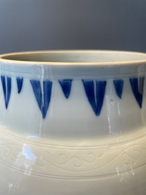 A Chinese blue and white 'mythical animals' vase, Transitional period — 照片 13
