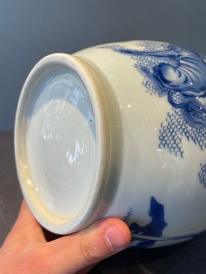 A Chinese blue and white 'mythical animals' vase, Transitional period — 照片 20
