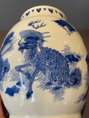 A Chinese blue and white 'mythical animals' vase, Transitional period — 照片 7