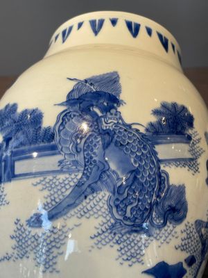 A Chinese blue and white 'mythical animals' vase, Transitional period — 照片 8