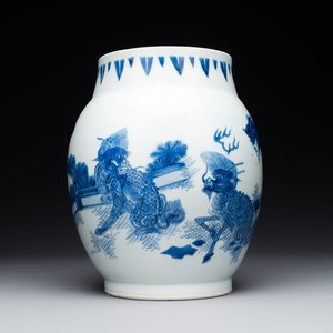 A Chinese blue and white 'mythical animals' vase, Transitional period — 照片 1