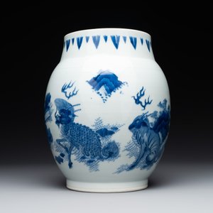 A Chinese blue and white 'mythical animals' vase, Transitional period — 照片 2