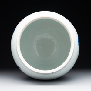 A Chinese blue and white 'mythical animals' vase, Transitional period — 照片 5