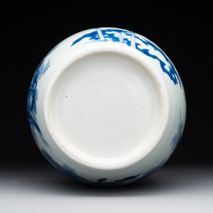 A Chinese blue and white 'mythical animals' vase, Transitional period — 照片 6