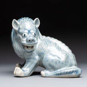 A Chinese blue and white mythical beast, 20th C. — 照片 1