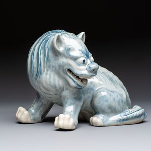 A Chinese blue and white mythical beast, 20th C. — 照片 5