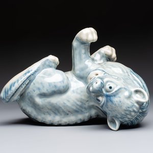 A Chinese blue and white mythical beast, 20th C. — 照片 6