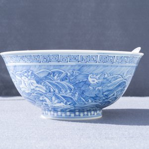 A Chinese blue and white 'mythical beasts' bowl, Guangxu mark, 19/20th C. — photo 8