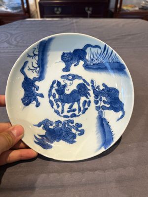 A Chinese blue and white 'mythical beasts' plate, Shunzhi mark and of the period — foto 1
