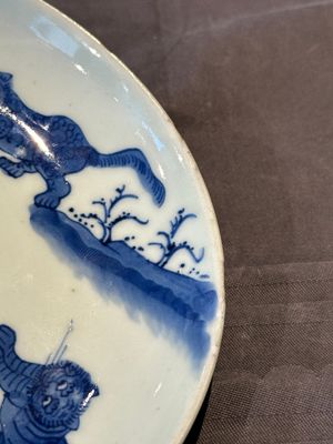 A Chinese blue and white 'mythical beasts' plate, Shunzhi mark and of the period — foto 12