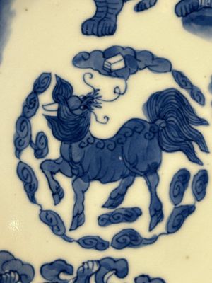 A Chinese blue and white 'mythical beasts' plate, Shunzhi mark and of the period — foto 2