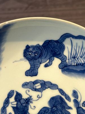 A Chinese blue and white 'mythical beasts' plate, Shunzhi mark and of the period — foto 3