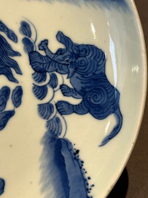 A Chinese blue and white 'mythical beasts' plate, Shunzhi mark and of the period — foto 4