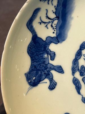 A Chinese blue and white 'mythical beasts' plate, Shunzhi mark and of the period — foto 5