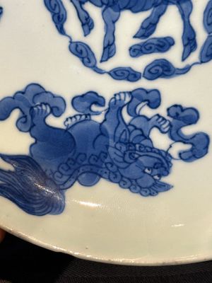 A Chinese blue and white 'mythical beasts' plate, Shunzhi mark and of the period — foto 6