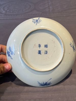 A Chinese blue and white 'mythical beasts' plate, Shunzhi mark and of the period — foto 7