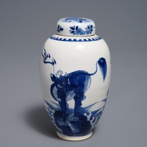 A Chinese blue and white 'mythical beasts' vase and cover, Kangxi — 照片 1
