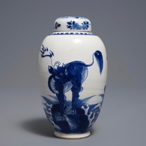 A Chinese blue and white 'mythical beasts' vase and cover, Kangxi — 照片 2