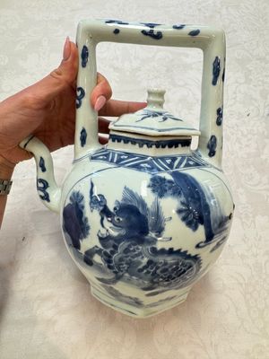 A Chinese blue and white 'Mythical Beasts' wine pot and cover, Transitional period — foto 1