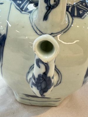A Chinese blue and white 'Mythical Beasts' wine pot and cover, Transitional period — foto 11