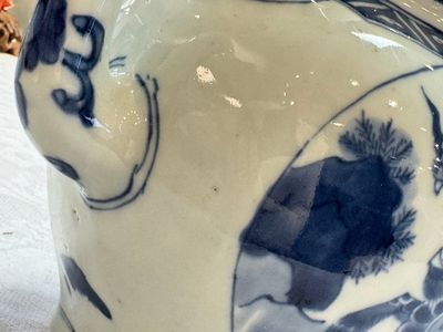 A Chinese blue and white 'Mythical Beasts' wine pot and cover, Transitional period — foto 12