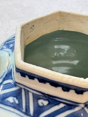 A Chinese blue and white 'Mythical Beasts' wine pot and cover, Transitional period — foto 17