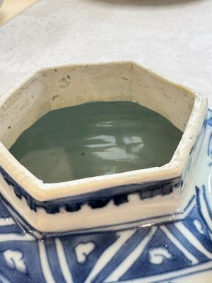 A Chinese blue and white 'Mythical Beasts' wine pot and cover, Transitional period — foto 18