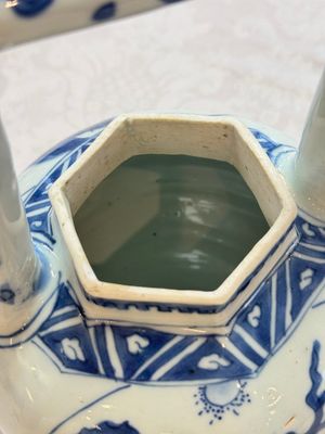 A Chinese blue and white 'Mythical Beasts' wine pot and cover, Transitional period — foto 19
