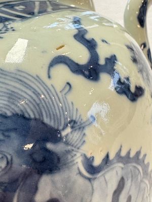 A Chinese blue and white 'Mythical Beasts' wine pot and cover, Transitional period — foto 20