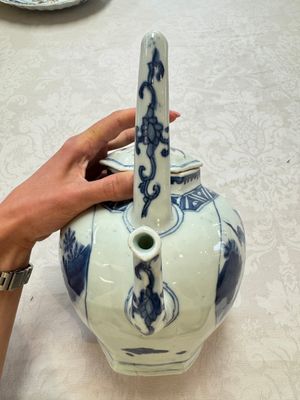 A Chinese blue and white 'Mythical Beasts' wine pot and cover, Transitional period — foto 2