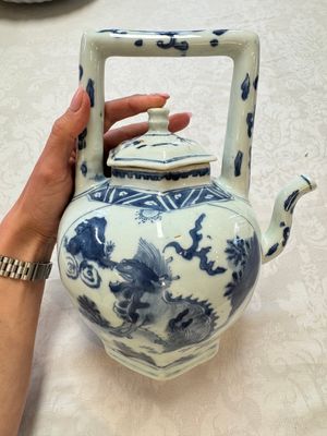 A Chinese blue and white 'Mythical Beasts' wine pot and cover, Transitional period — foto 3