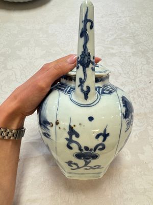 A Chinese blue and white 'Mythical Beasts' wine pot and cover, Transitional period — foto 4