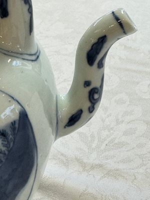 A Chinese blue and white 'Mythical Beasts' wine pot and cover, Transitional period — foto 5