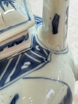 A Chinese blue and white 'Mythical Beasts' wine pot and cover, Transitional period — foto 6
